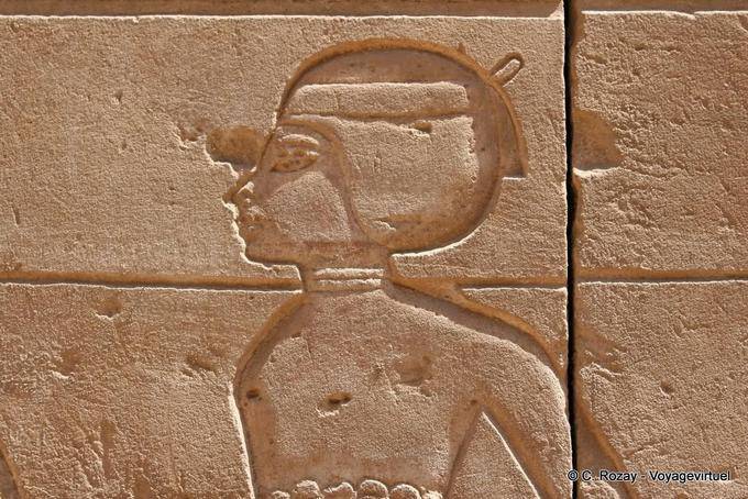 Perfil femenino en los bloques de piedra, el templo de Karnak - Egipto
