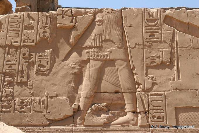Bas Faraón traje rodeada de jeroglíficos, alivio, Karnak - Egipto