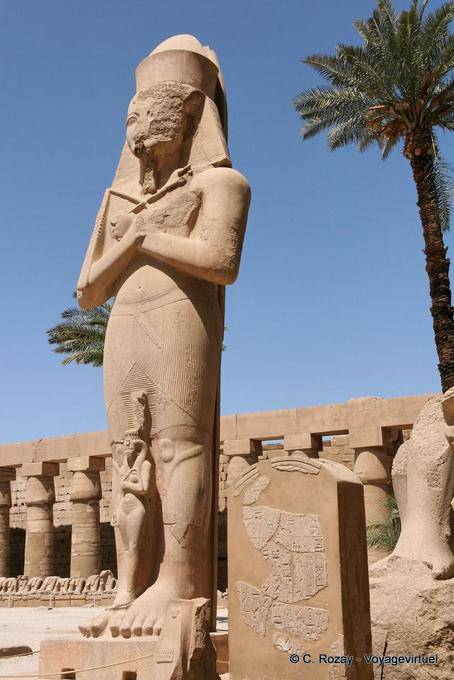 Alta estatua de Ramsés II, con su hija y novia real en sus pies, Karnak - Egipto