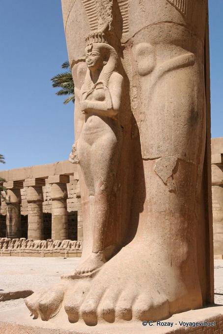 La princesa Bentata entre las piernas del coloso de piedra, Karnak - Egipto