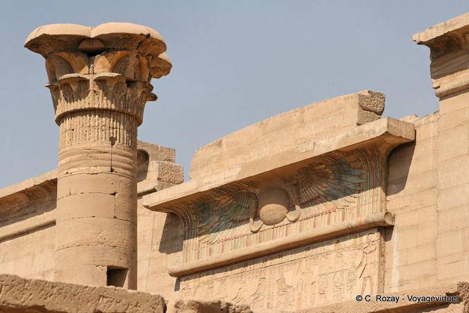 La parte superior de la puerta o migdol, otro punto de vista, Medinet Habu, Luxor - Egipto