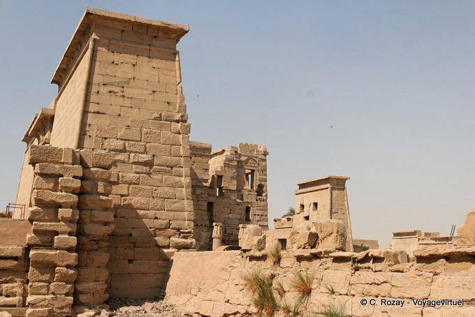 Torre fortificada detrás de la torre de entrada, Medinet Habu, Luxor - Egipto