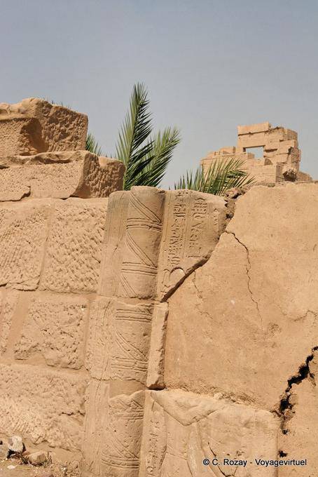 Decoración en la pared exterior, templo de Amun, Medinet Habu - Egipto