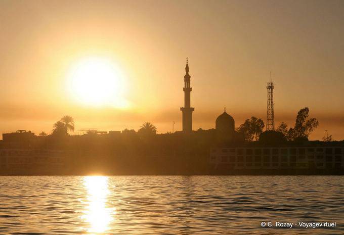Salida del sol sobre Luxor - Egipto