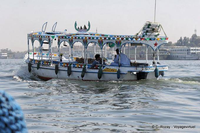 Barco turístico navegando por el Nilo, Luxor - Egipto
