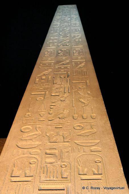 Obelisco de granito rosa, obelisco gemelo que adorna la Plaza de la Concordia, el templo de Luxor - Egipto