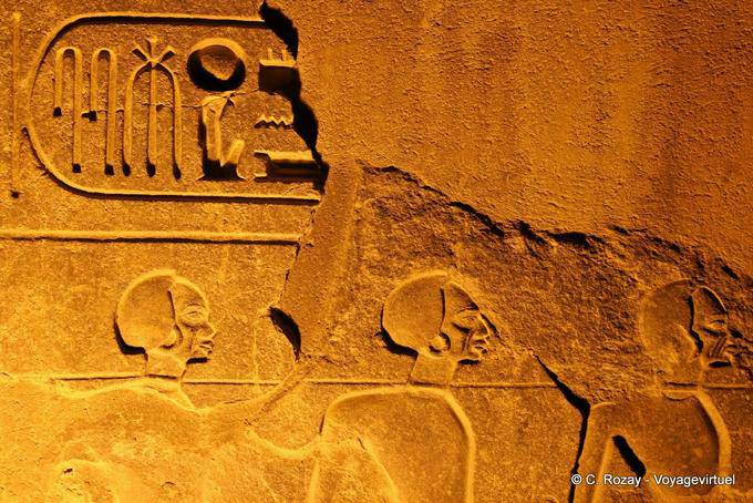 Bajo relieve que representa a los prisioneros del faraón, el templo de Luxor - Egipto