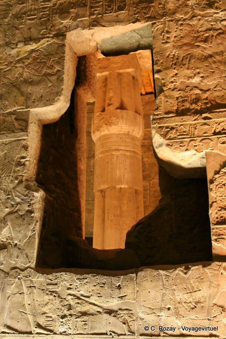 Indiscretion vista de columna a través de un agujero en la pared, el templo de Luxor - Egipto