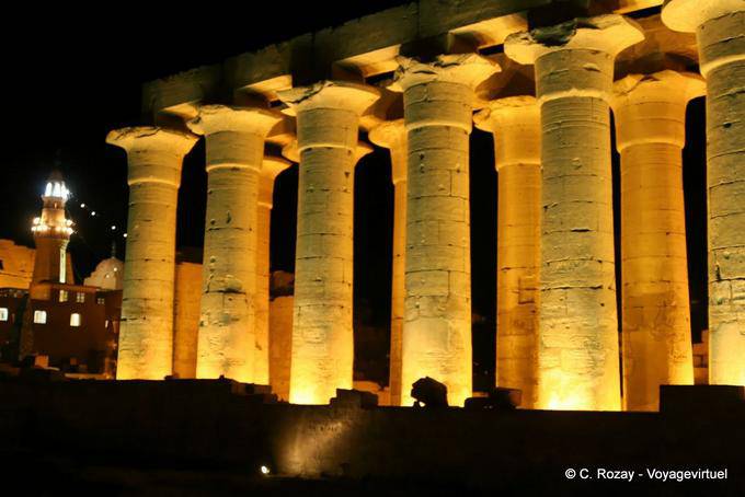 Columnata de Amenhotep y mezquita iluminado, Templo de Luxor - Egipto