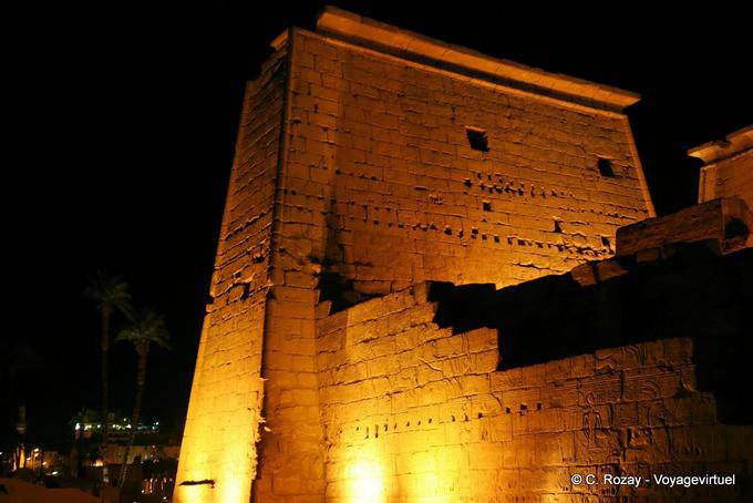 Detrás del primer pilón, el templo de Luxor - Egipto