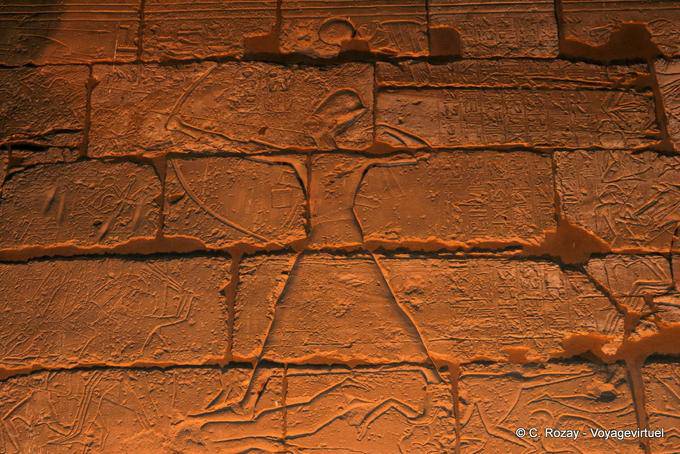 Faraón con un arco, el alivio de la batalla de Kadesh, Templo de Luxor - Egipto