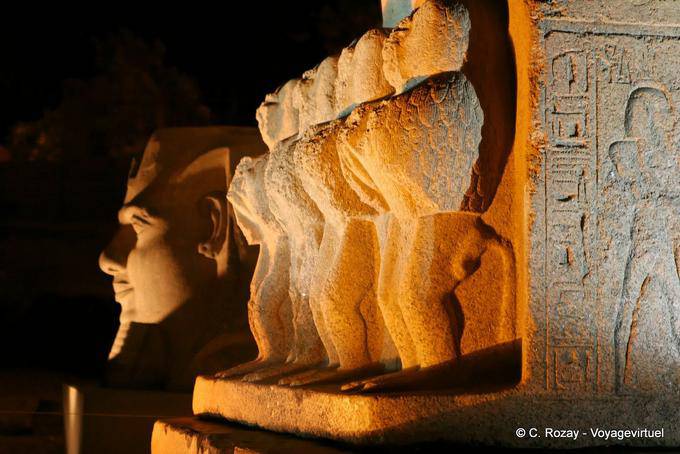Perfiles en la noche, la escultura, el Templo de Luxor - Egipto