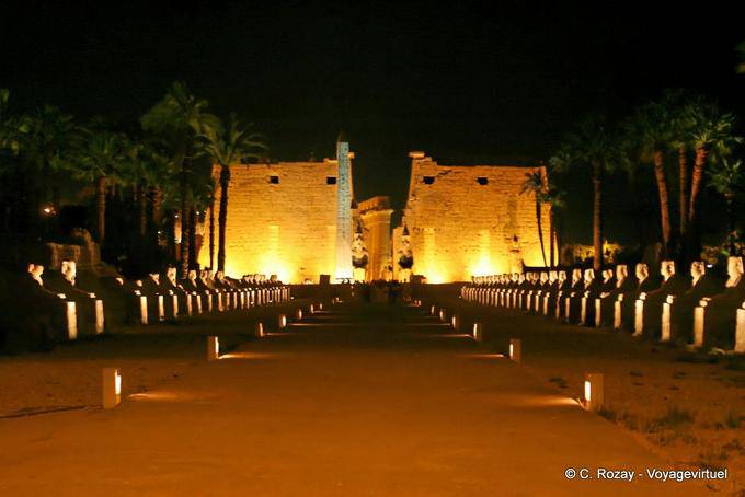 Panorama de la noche de los dromos y el pilón de Ramses II, Luxor - Egipto