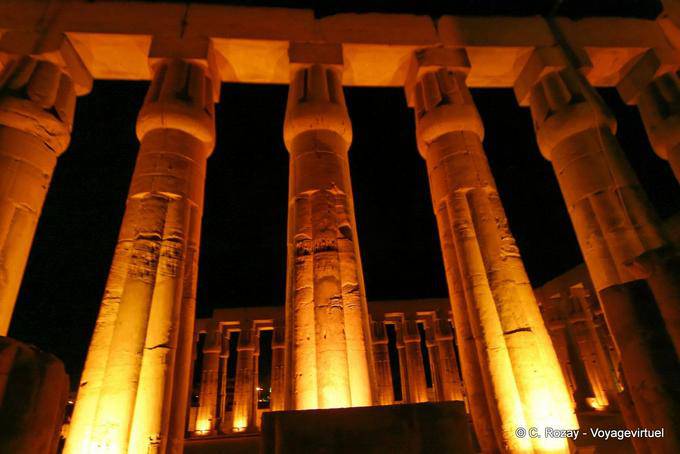 Templo de Luxor, columnas de papiro en la noche - Egipto