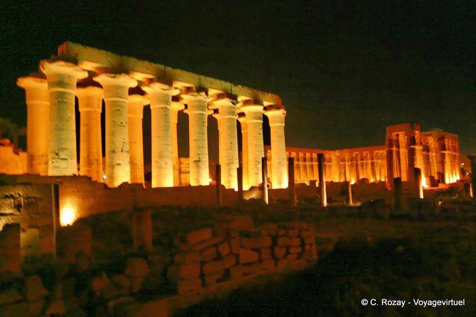 El Templo de Luxor iluminado por la noche al aire libre y - Egipto