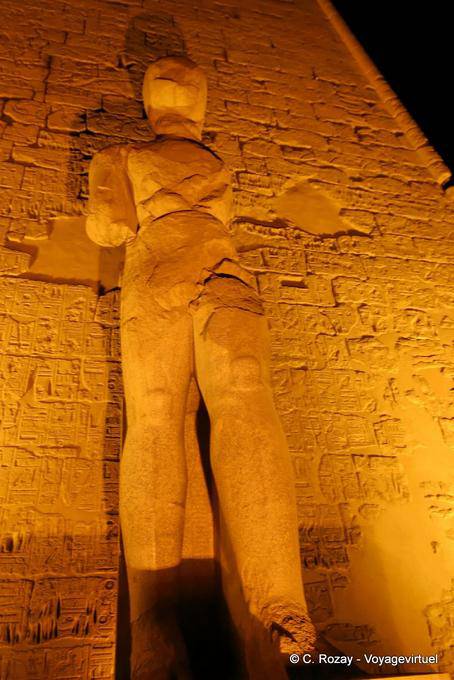 Sombra del coloso de piedra, Templo de Luxor - Egipto