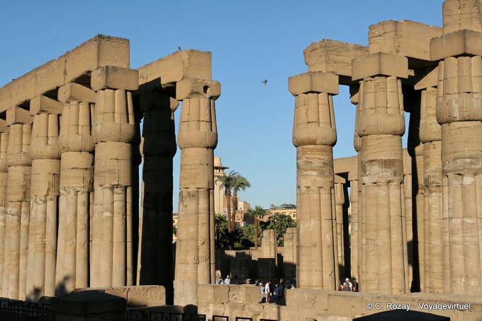 Columnata de Amenhotep día, el templo de Luxor - Egipto