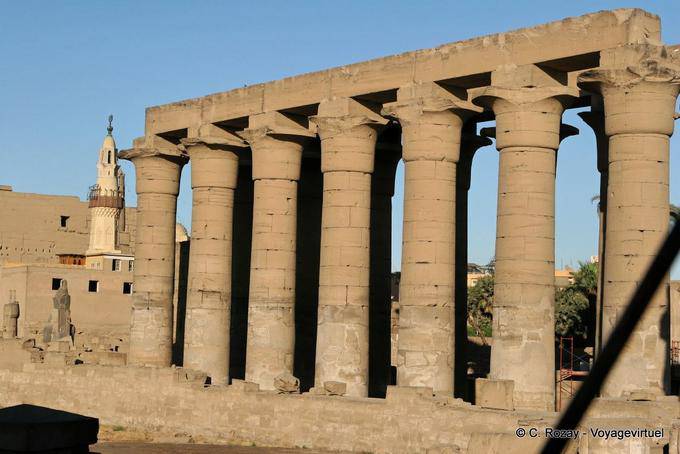 Galería Columnata de Amenhotep III y minarete en el fondo, el templo de Luxor - Egipto