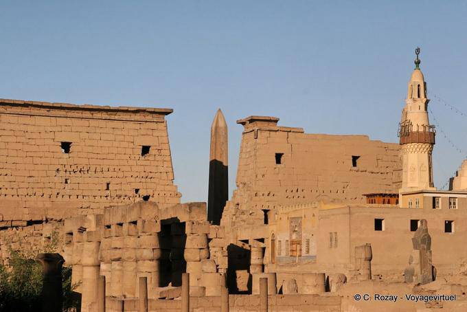 Día de vista de la parte trasera del primer pilón, el Templo de Luxor - Egipto