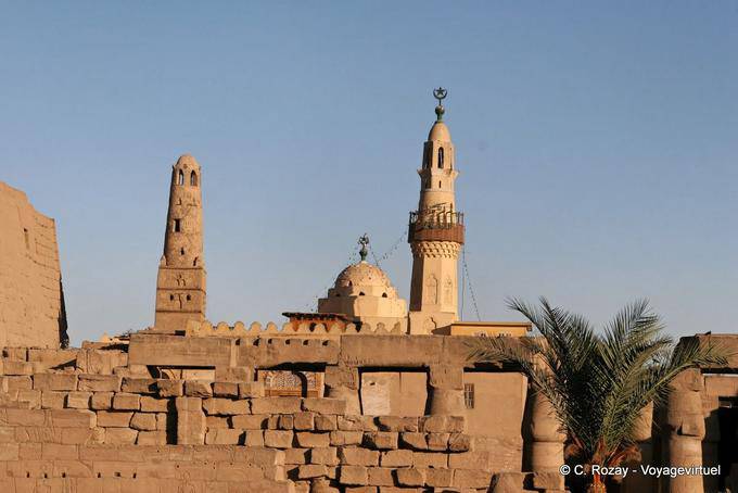 Mezquita de Abu el-Haggag con su templo de Luxor minarete fatimí - Egipto