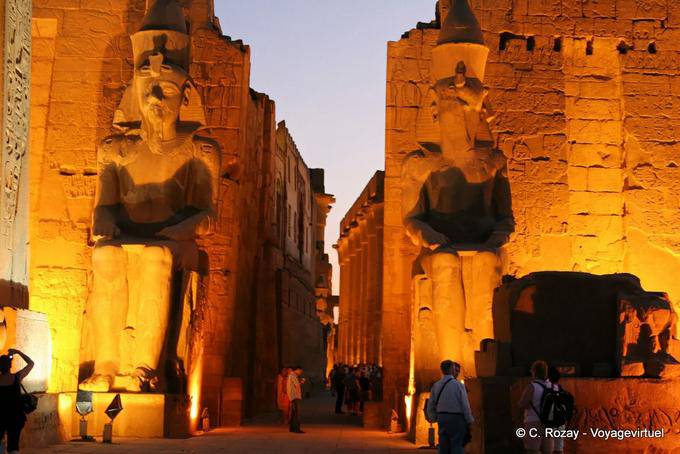 Ramsés II Colossus proteger la entrada del yacimiento, el templo de Luxor - Egipto