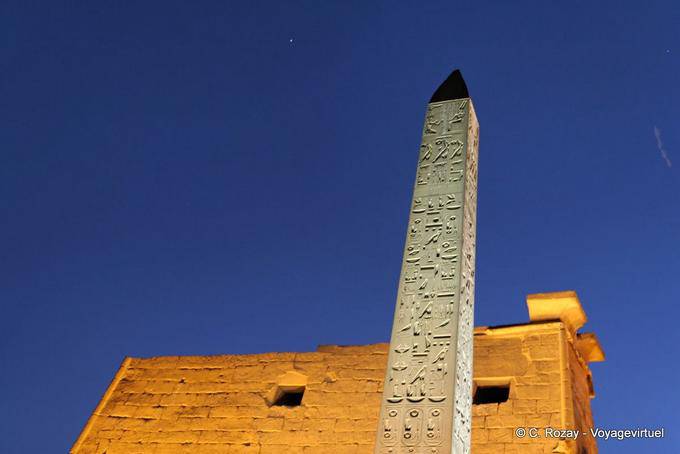 Cumbre Obelisco en el cielo nocturno, Templo de Luxor - Egipto
