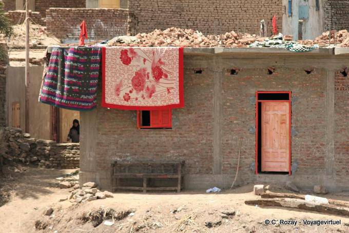 Alfombras y casa de ladrillo, Nulo - Egipto