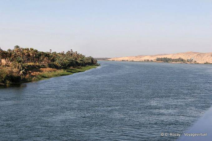 Majestad del río Nilo, entre vegetación y desierto - Egipto