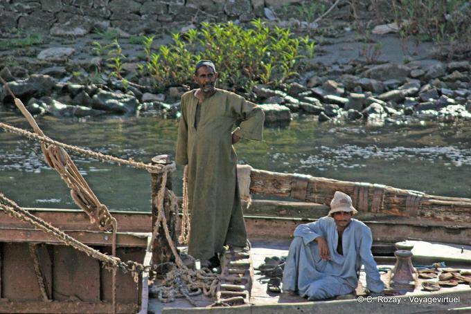 Nilo fellahin en un barco que pasaba - Egipto