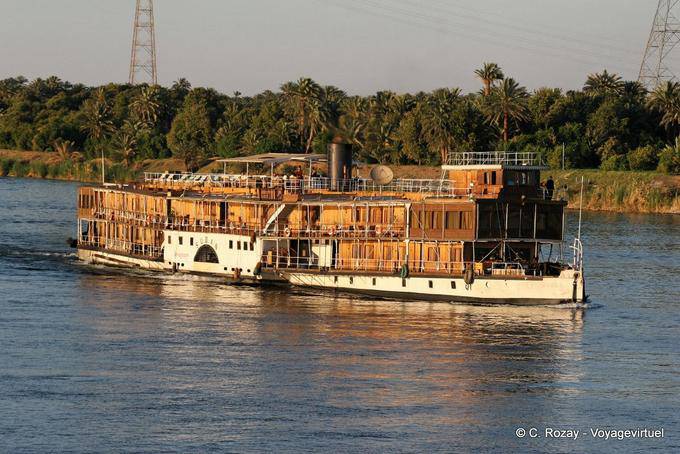 Sudán Steam Ship navegando por el Nilo - Egipto