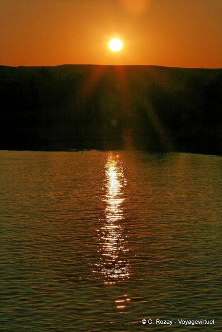 Puesta de sol en el Nilo durante el crucero - Egipto