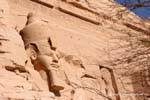 Ramsés cabeza con barba postiza y doble corona (pschent), Abu Simbel, Egipto.