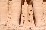 Isis Nofret doblado Anat, Mut-Tuya al pie de Ramsés, Abu Simbel, Egipto.