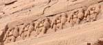 Representativas Corniche veintitrés babuinos en la adoración, el Gran Templo, Abu Simbel, Egipto.