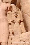Nefertari, esposa de Ramsés entrada principal del templo de Re-Harakhte, Abu Simbel, Egipto.