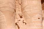 Prince Ramsés (hijo de Isis Nofret) entre las piernas del faraón, Abu Simbel, Egipto.