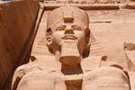 Jefe de Ramses II lleva la corona doble (pschent), Royal Sailing (Nemes) y el uraeus (cobra), Abu Simbel, Egipto.