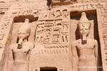 Jeroglíficos y estatuas de Ramsés II, la fachada del templo de la reina Nefertari, Abu Simbel, Egipto.