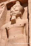 La cabeza y el torso de una estatua de Ramsés, un pequeño templo de Hathor, Abu Simbel, Egipto.