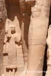 Prince Mery-Atum, estatua pies del Faraón, el templo de Hathor, Abu Simbel, Egipto.
