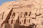 Fuera del top 38 en el santuario 33m de ancho y 20 metros de altura que representan estatuas del faraón Ramsés II, Abu Simbel, Egipto.