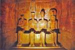 Estatuas del santuario, de izquierda a derecha Ptah (Memphis), Amón-Ra (Tebas), Ramsés II y Ra-Horakhty (Heliópolis), Templo Mayor, Abu Simbel, Egipto.