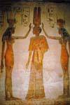 La deificación de Nefertari Isis y Hathor, sala del templo de Hathor, Abu Simbel, Egipto.