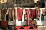Alfombras colgadas en el bazar, Asuán, Egipto.