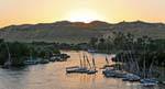 Puesta de sol en los brazos y las falúas Nilo amarrado, Asuán, Egipto.