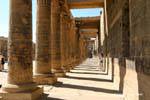 Línea de columnas a la capilla Mandulis, Templo de Philae, Egipto.