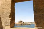 Nilo isla vista desde una ventana del templo de Philae, Egipto.