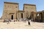 En primer pilón, descripción, Templo de Isis, Philae, Egipto.