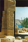 Philae, pilar del templo de Hathor y vistas al Nilo, Egipto.