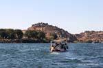 Llegada de turistas a Philae por el Nilo, Egipto.